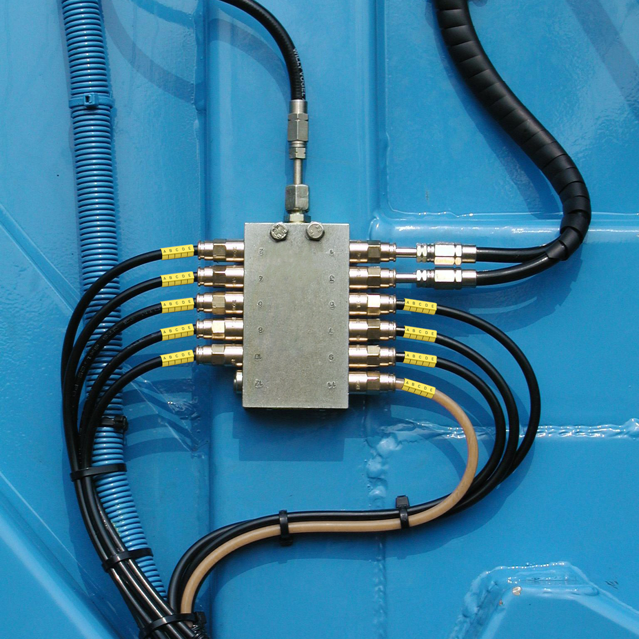 VPBM progressive metering device with fittings  tube markings and tube protections_png_highpreview_1